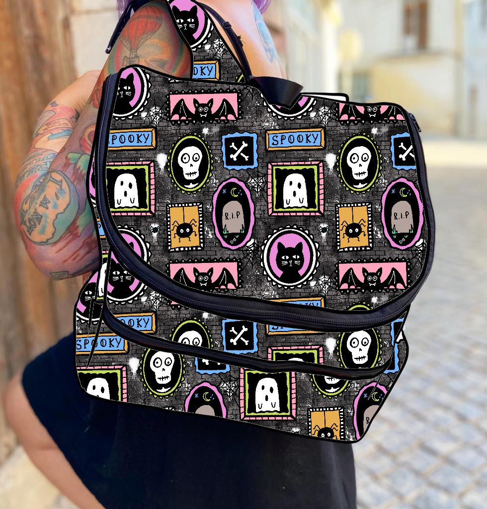 Mochila preta com estampa Halloween colorida incluindo caveiras, fantasmas, morcegos e gatos