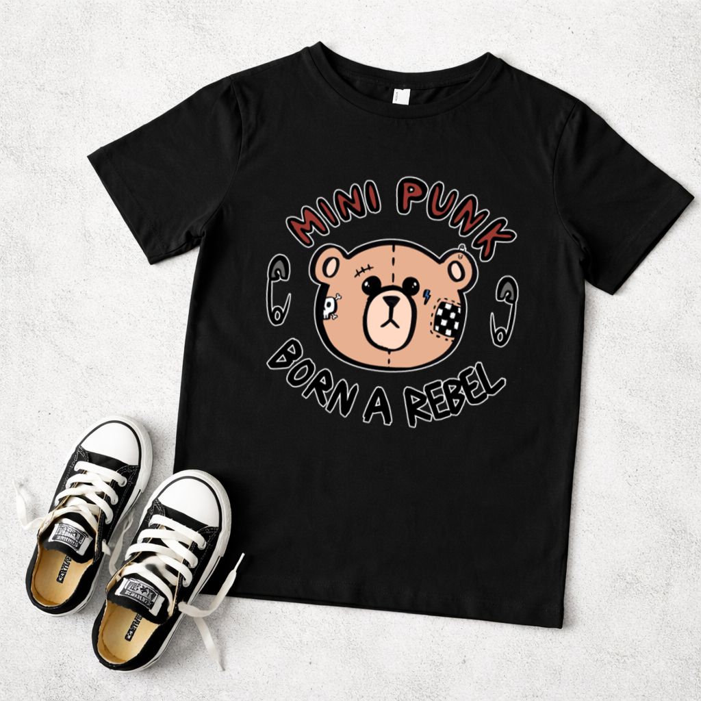 T-shirt preta com estampa de urso e ténis pretos e brancos