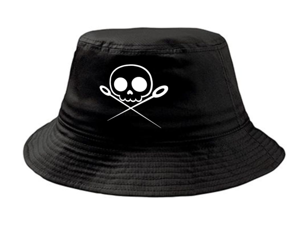 Chapéu pescador preto com desenho branco de caveira e linhas cruzadas