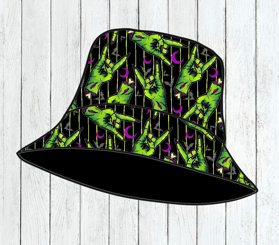 Chapéu balde preto com padrão de mãos verdes em pose rock e fundo roxo.