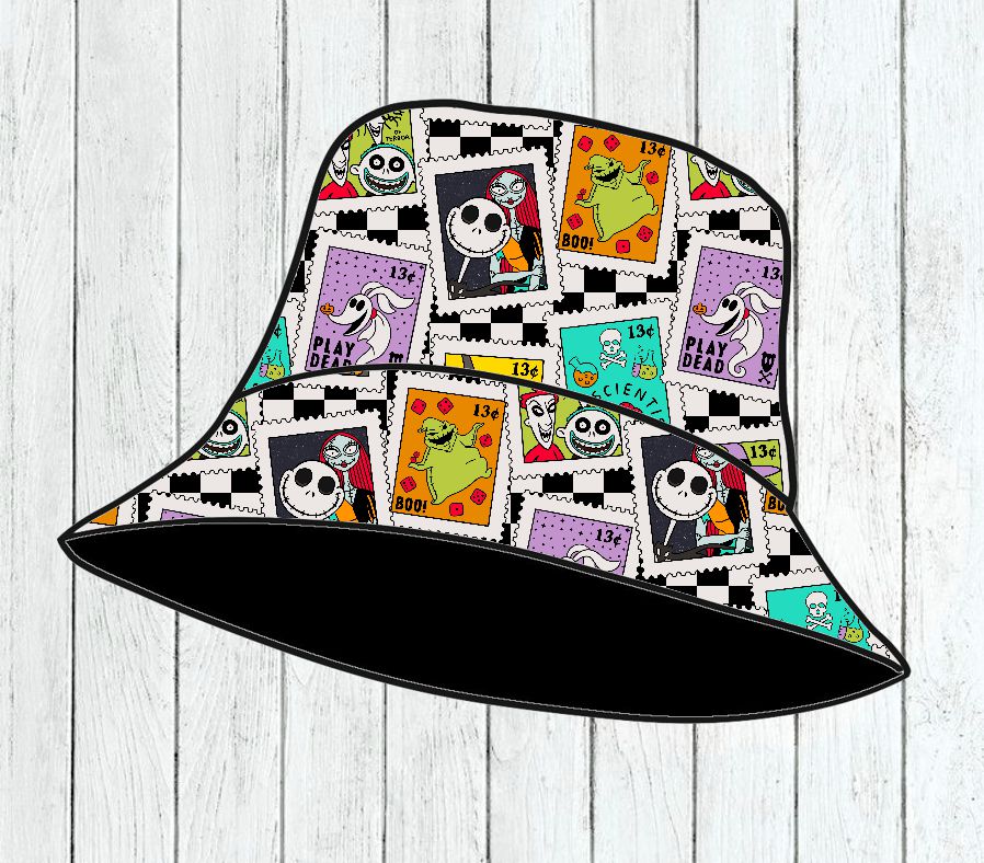 Chapéu estampado com selos postais coloridos e personagens, sobre fundo de madeira branca