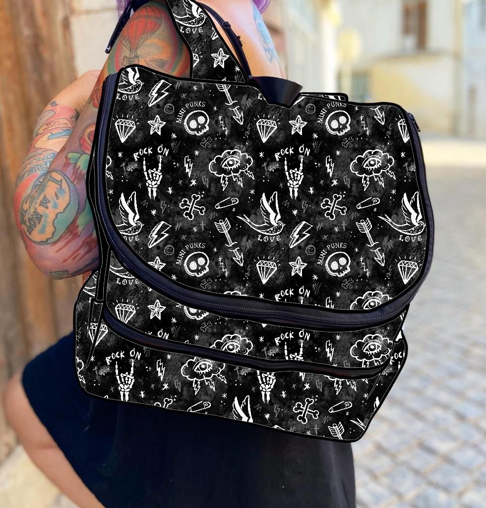 Mochila preta com desenhos brancos de caveiras e relâmpagos
