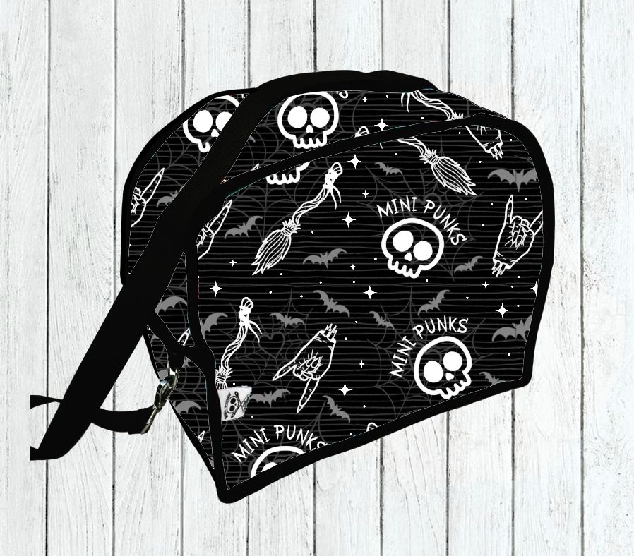 Saco preto com padrão branco de caveiras e texto MINI PUNKS