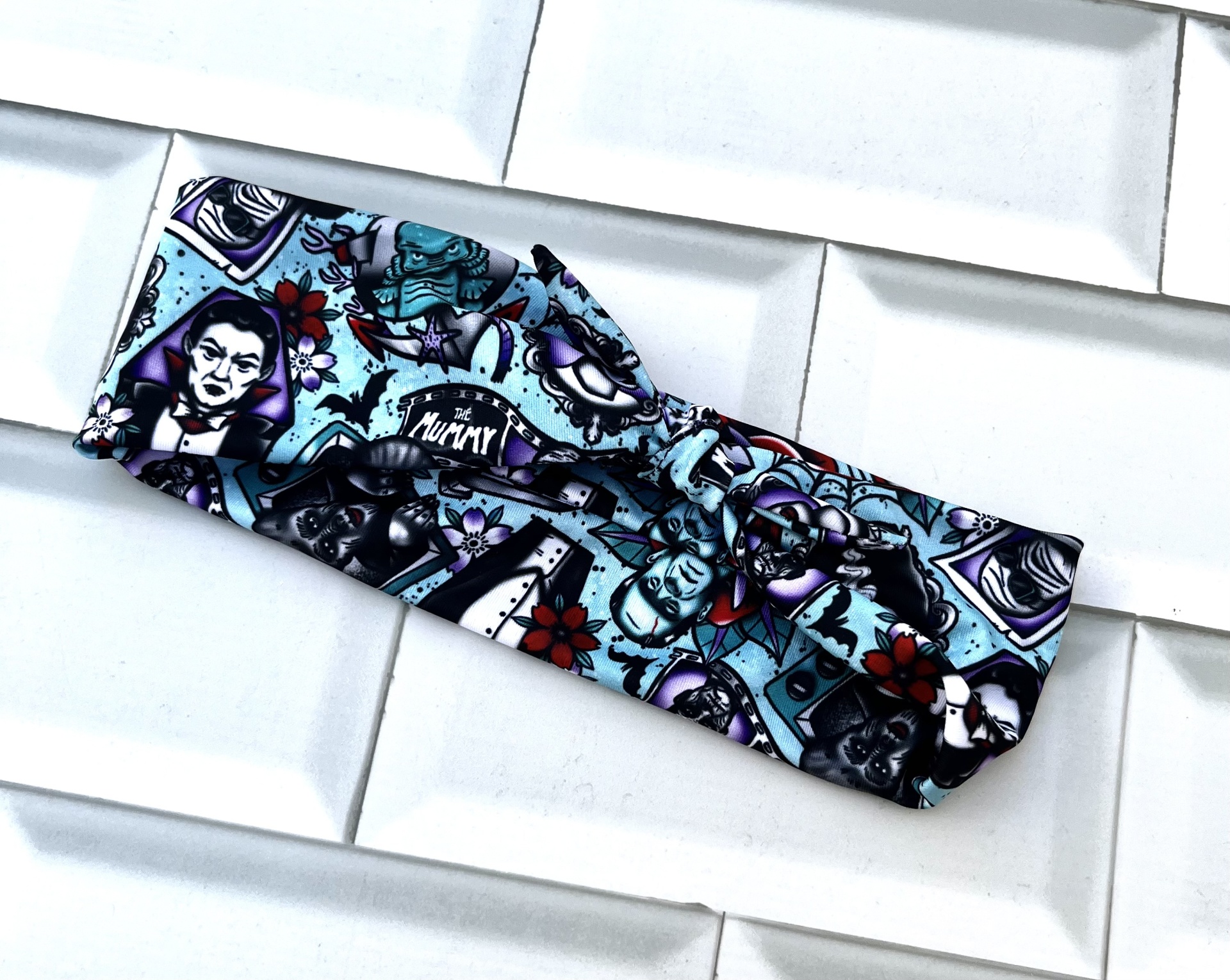 Faixa de tecido azul e colorida com padrão variado sobre azulejos brancos