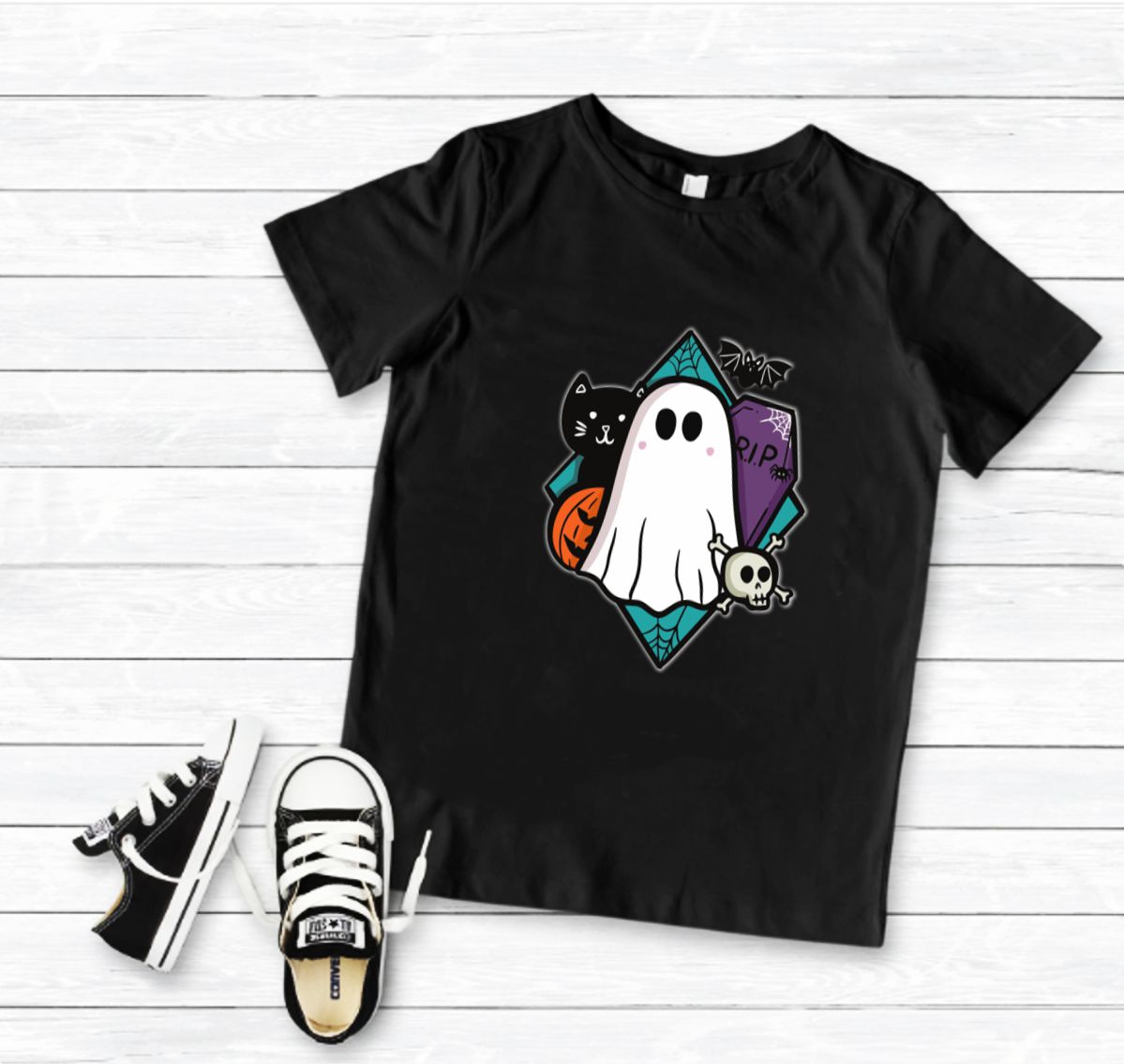 T-shirt preta com estampa de Halloween e ténis pretos e brancos