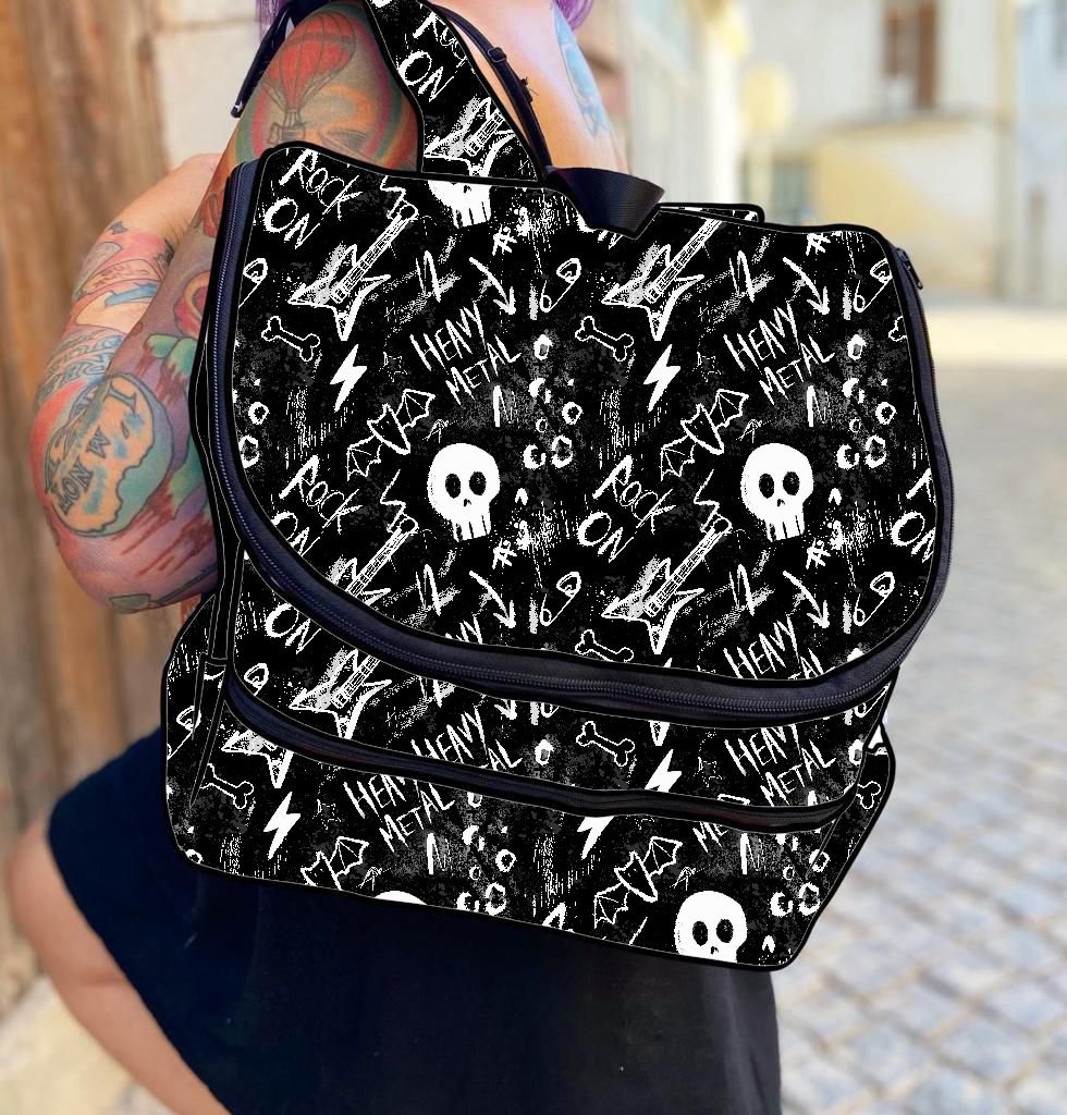 Mochila preta com padrão rock e caveiras usada numa pessoa tatuada numa rua