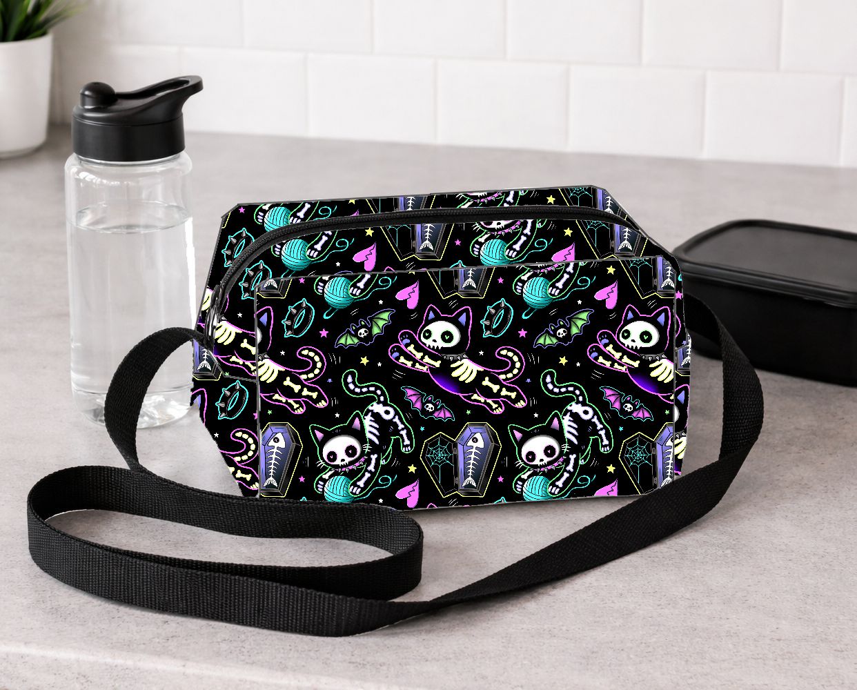 Saco de ombro preto com padrão colorido de gatos esqueleto, morcegos e novelos de lã