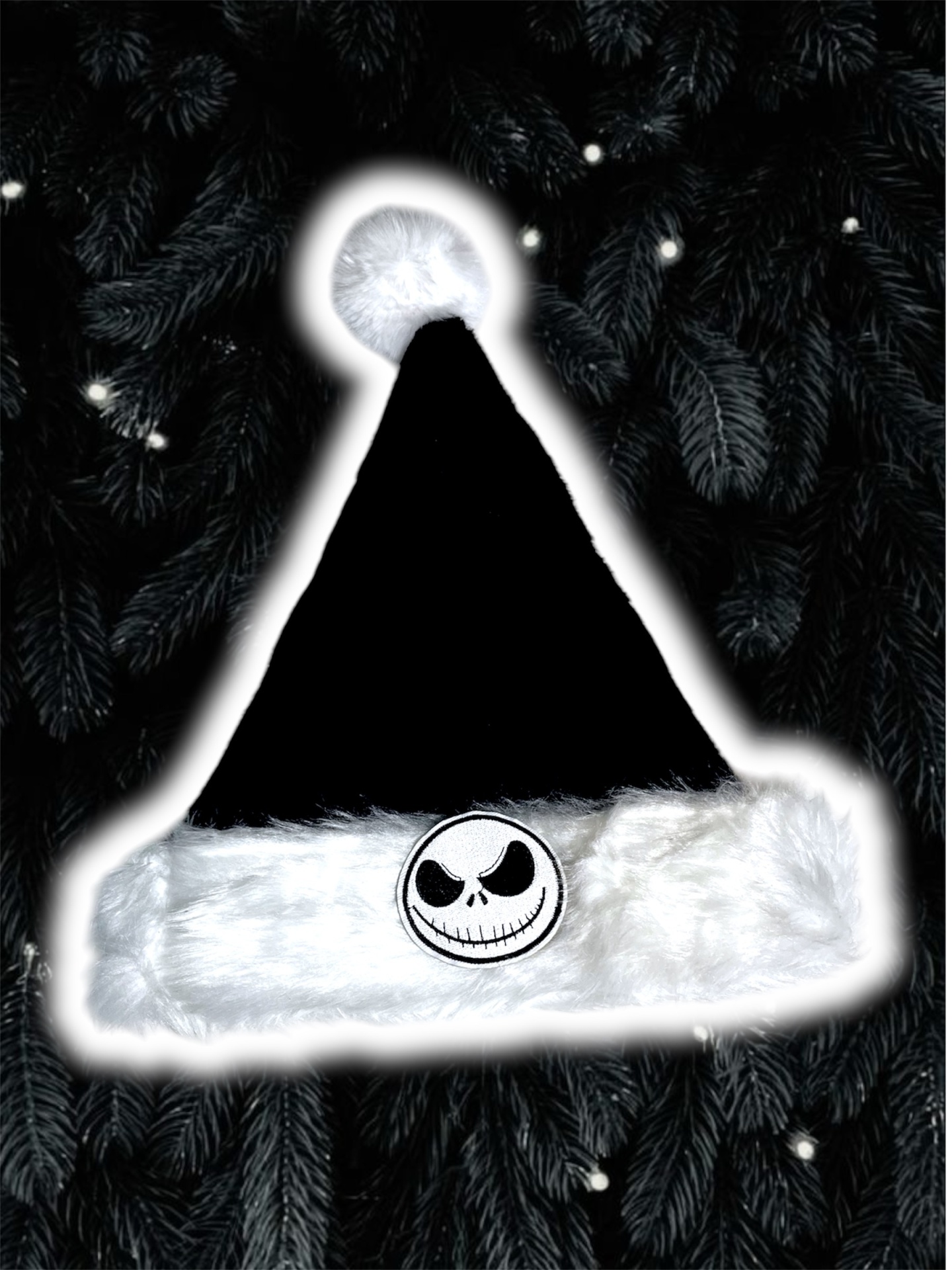 Gorro de Natal preto com patch de rosto bordado branco e preto e pompom branco