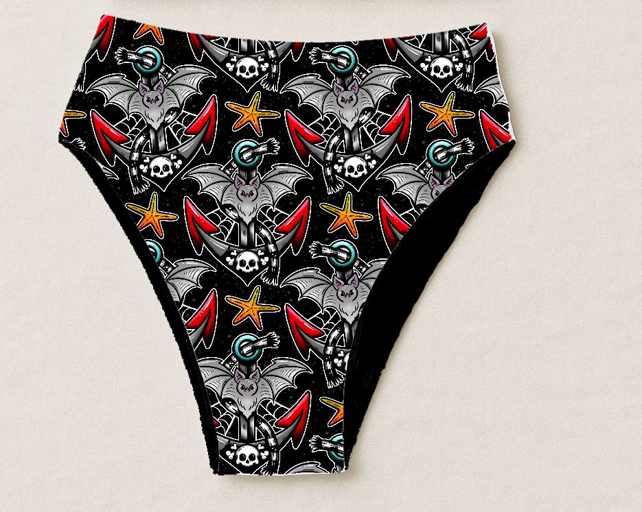 Cueca preta com padrão de morcegos, âncoras com caveiras e estrelas-do-mar