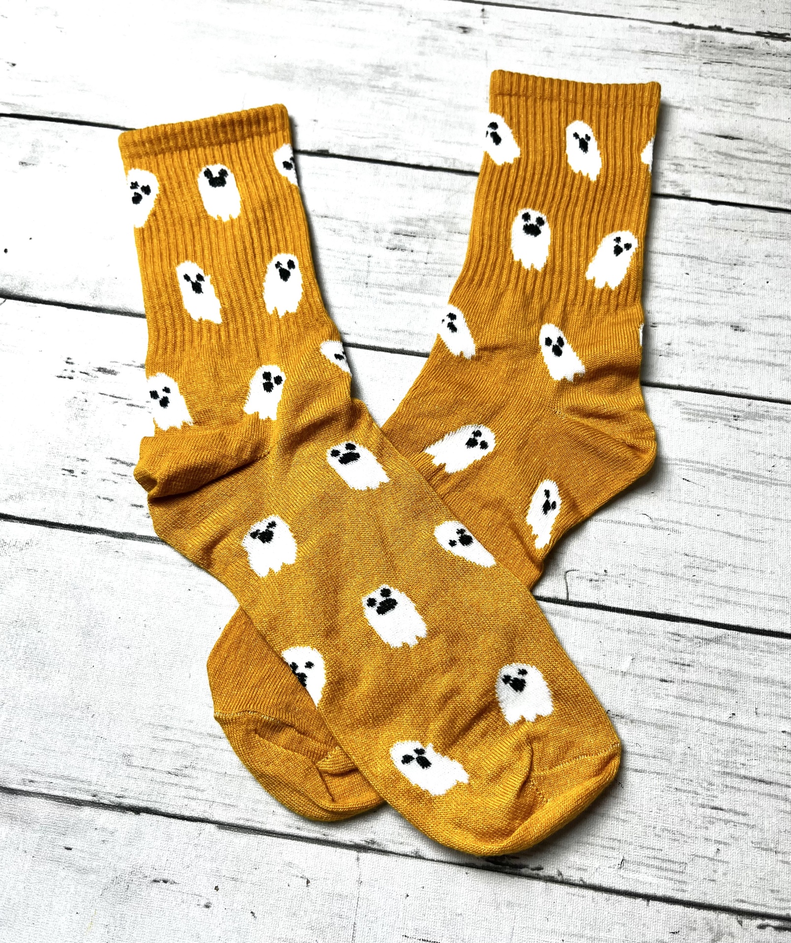 Meias amarelas com padrão de fantasmas brancos