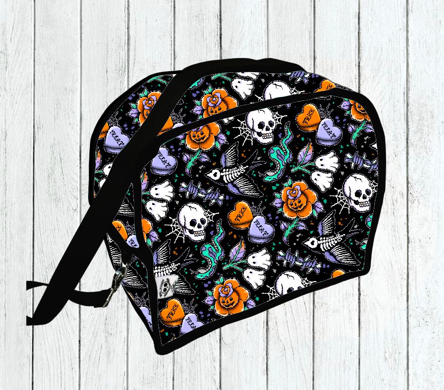 Mochila preta com padrão colorido de caveiras, flores e corações com texto