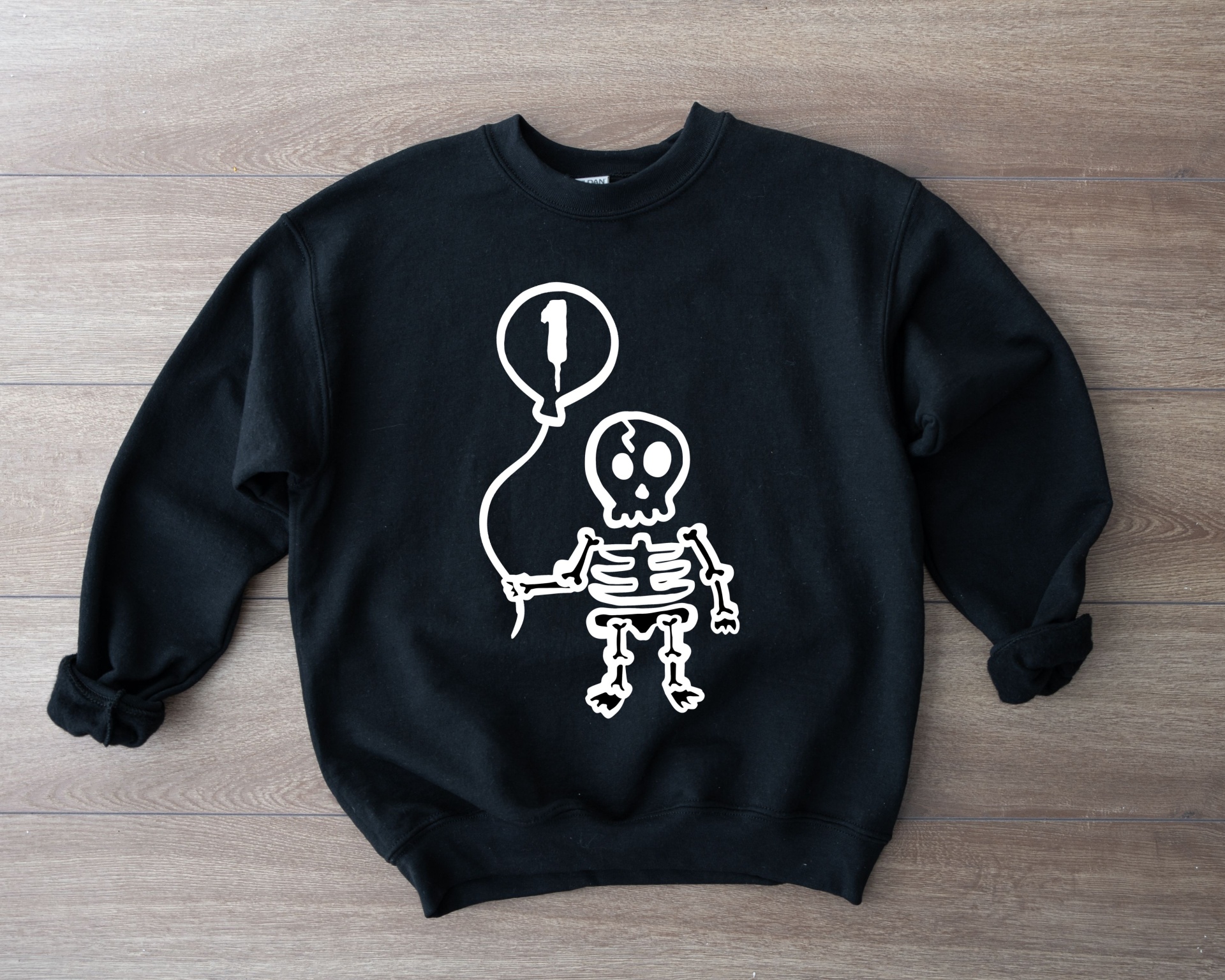 Sweatshirt preta com desenho de esqueleto segurando balão número 1