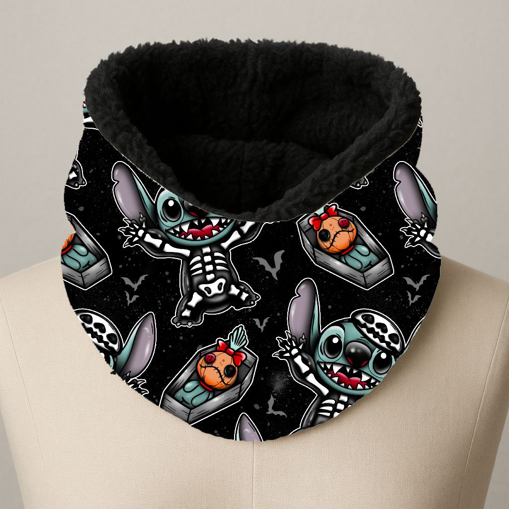 Cachecol gola preto com estampado de esqueletos de desenho animado e bonecas em caixões