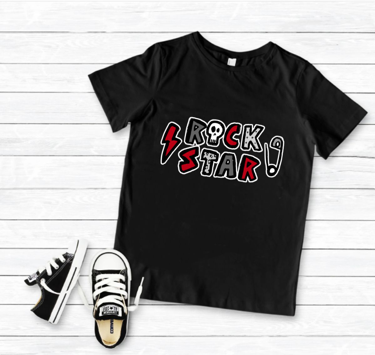 T-shirt preta com estampa ROCK STAR e sapatilhas pretas e brancas
