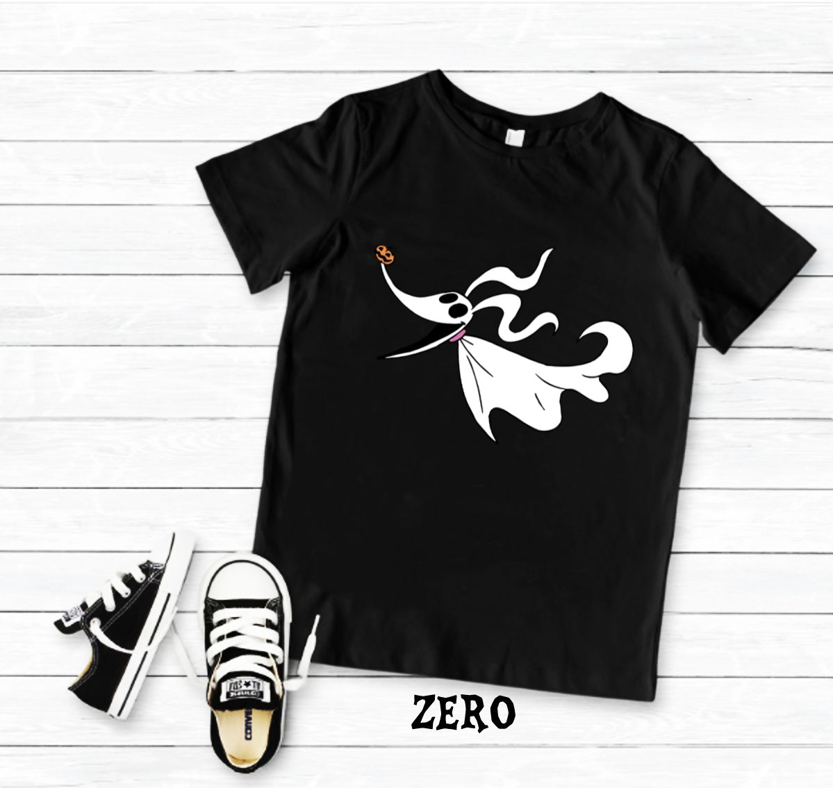 Camiseta preta com perro estilizado branco e ténis infantis pretos em fundo branco