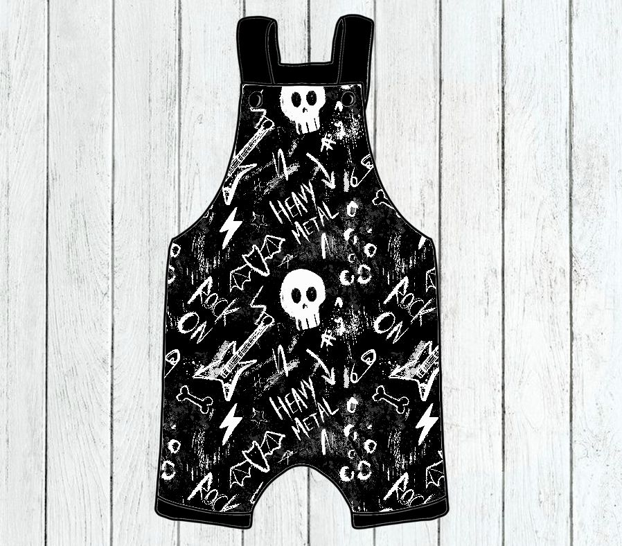 Macacão infantil preto com desenhos de caveiras e guitarras brancas