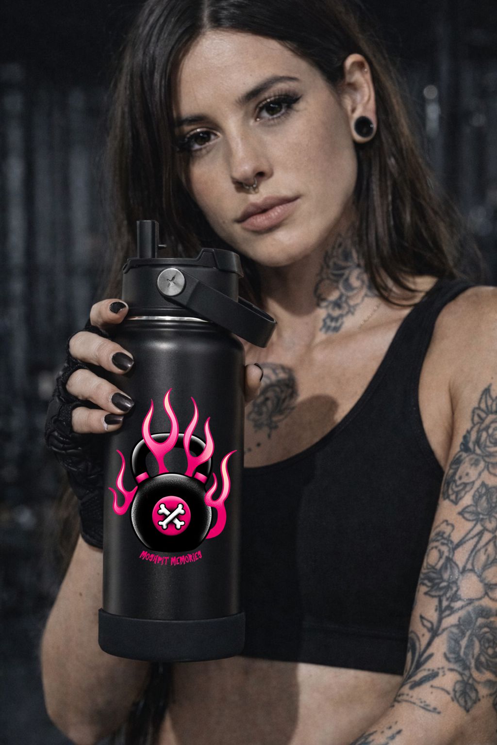 Garrafão preto de água com chama rosa e símbolo, segurado por mulher tatuada com roupa preta
