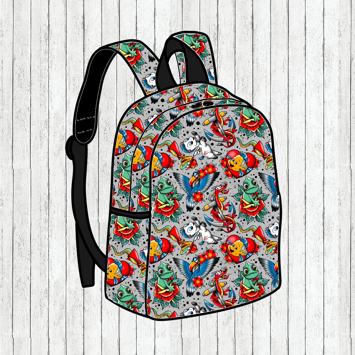 Mochila colorida com padrão de tatuagens clássicas e alças pretas ajustáveis