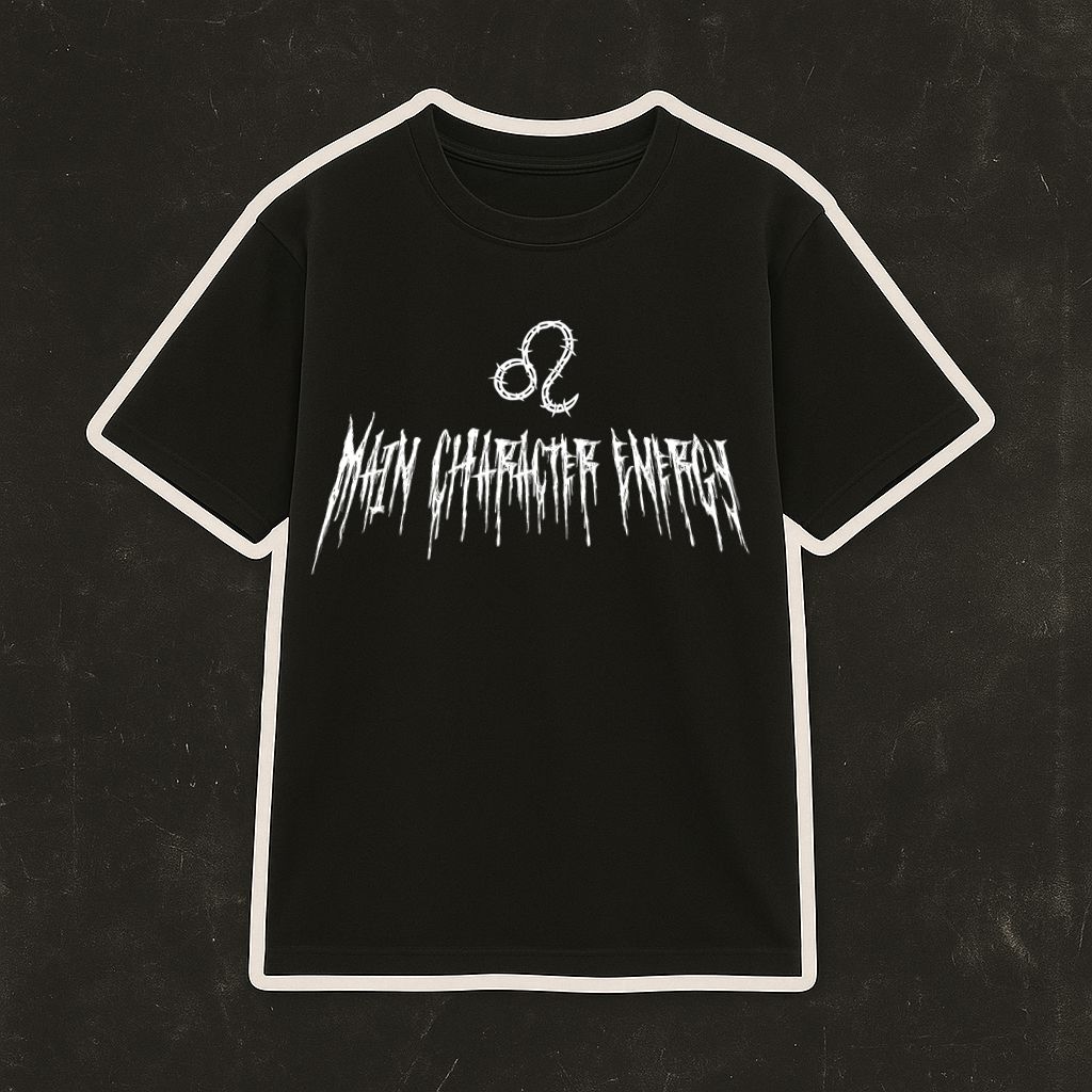 T-shirt preta com estampado branco MAIN CHARACTER ENERGY e símbolo de leão estilizado