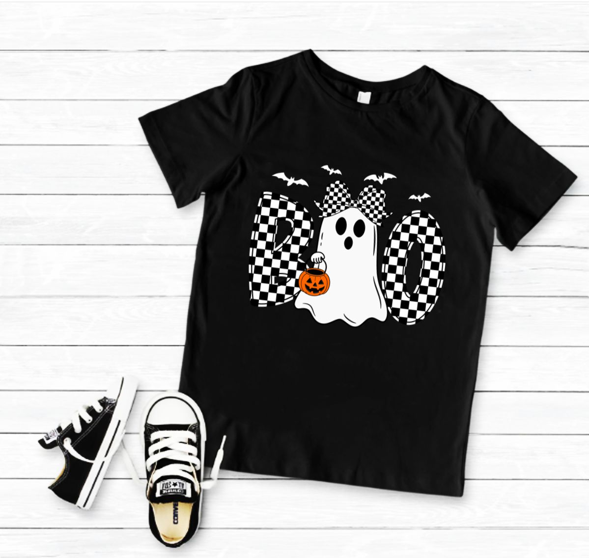 T-shirt preta com estampa de fantasma e letras quadriculadas BO, com morcegos, sobre superfície branca