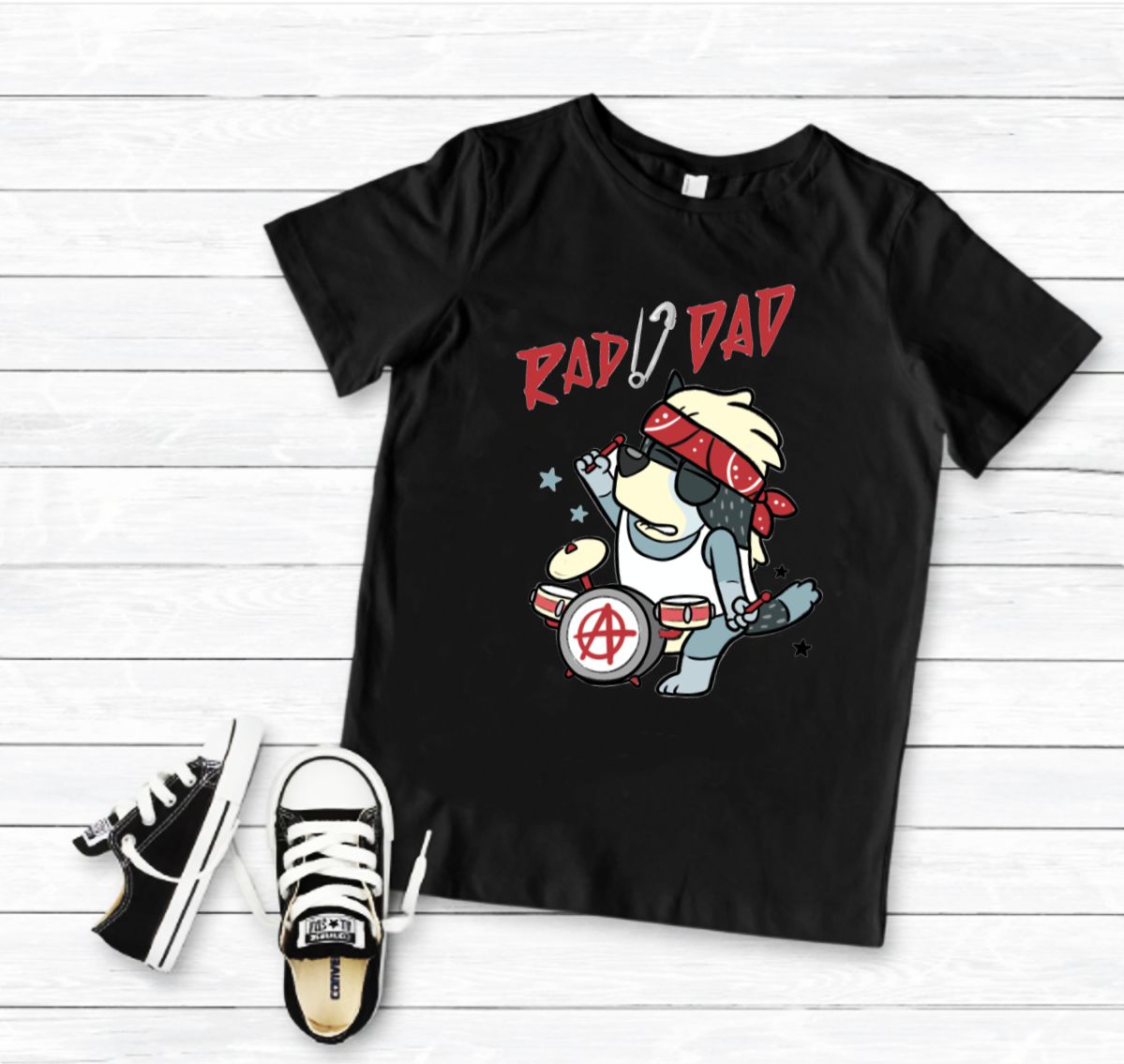 T-shirt preta com estampa de personagem a tocar bateria e texto 'RAD! DAD'