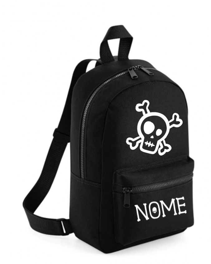 Mochila preta com caveira branca e palavra NOME na bolsa frontal
