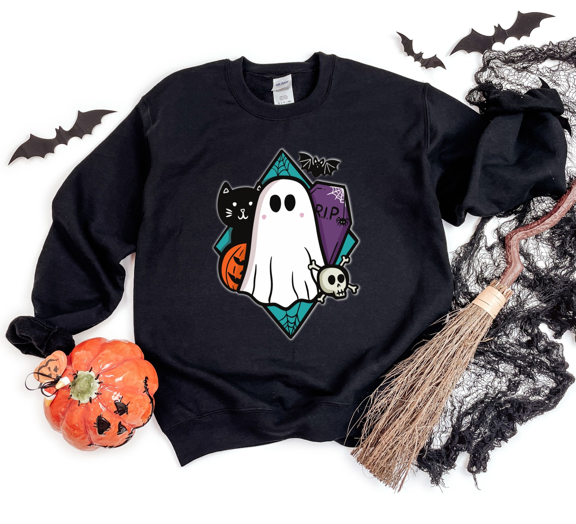 Sweatshirt preta de Halloween com estampa de fantasma, gato, abóbora, caixão, morcegos e caveira