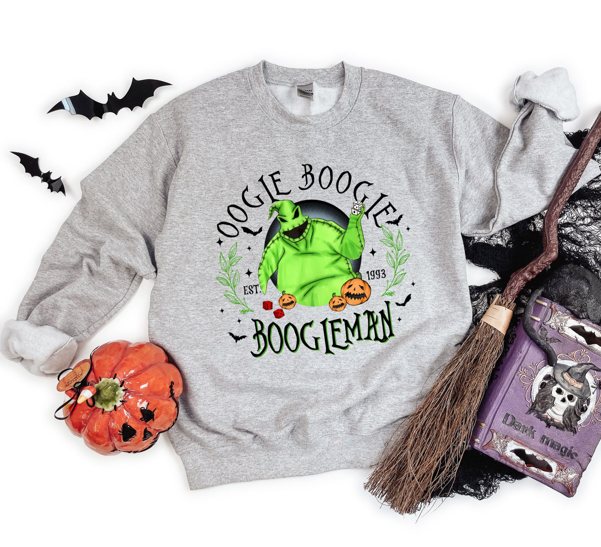 Sweatshirt cinzenta com estampa Oogie Boogie verde e decoração de Halloween