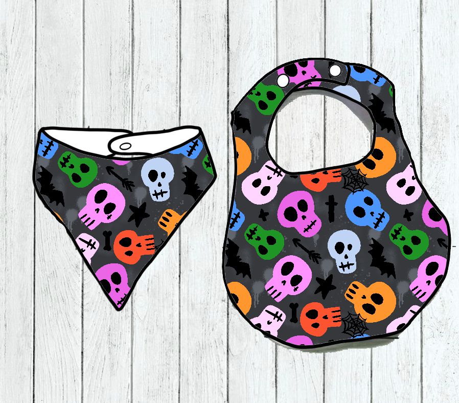 Dois babetes para bebés com padrão de caveiras coloridas e aranhas