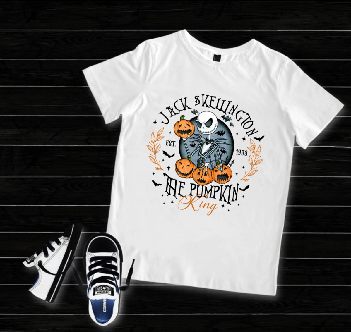 T-shirt branca com estampa de Jack Skellington e abóboras, ténis brancos e pretos