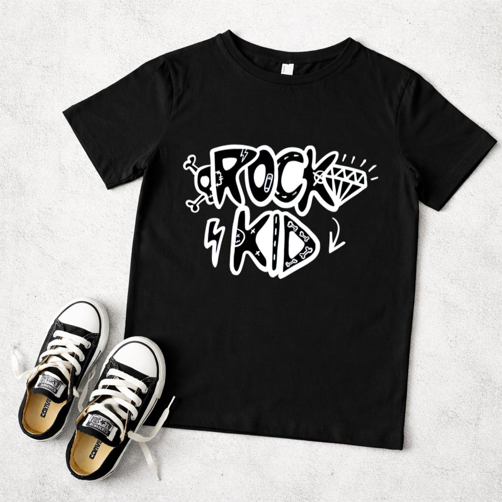 T-shirt preta com texto branco Rock Kid e par de ténis pretos com branco