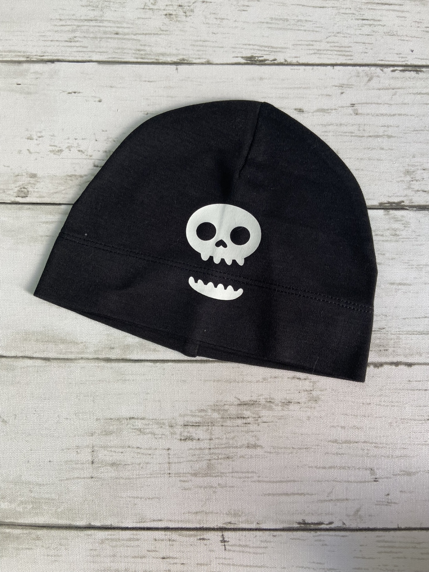 Gorro preto com desenho branco de crânio