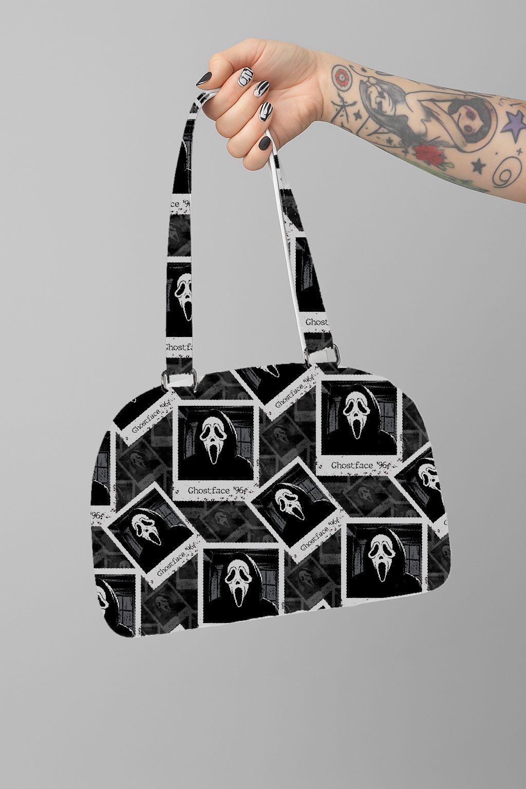 Bolsa preta com padrão de máscaras de fantasma e texto 'Ghostface '96'