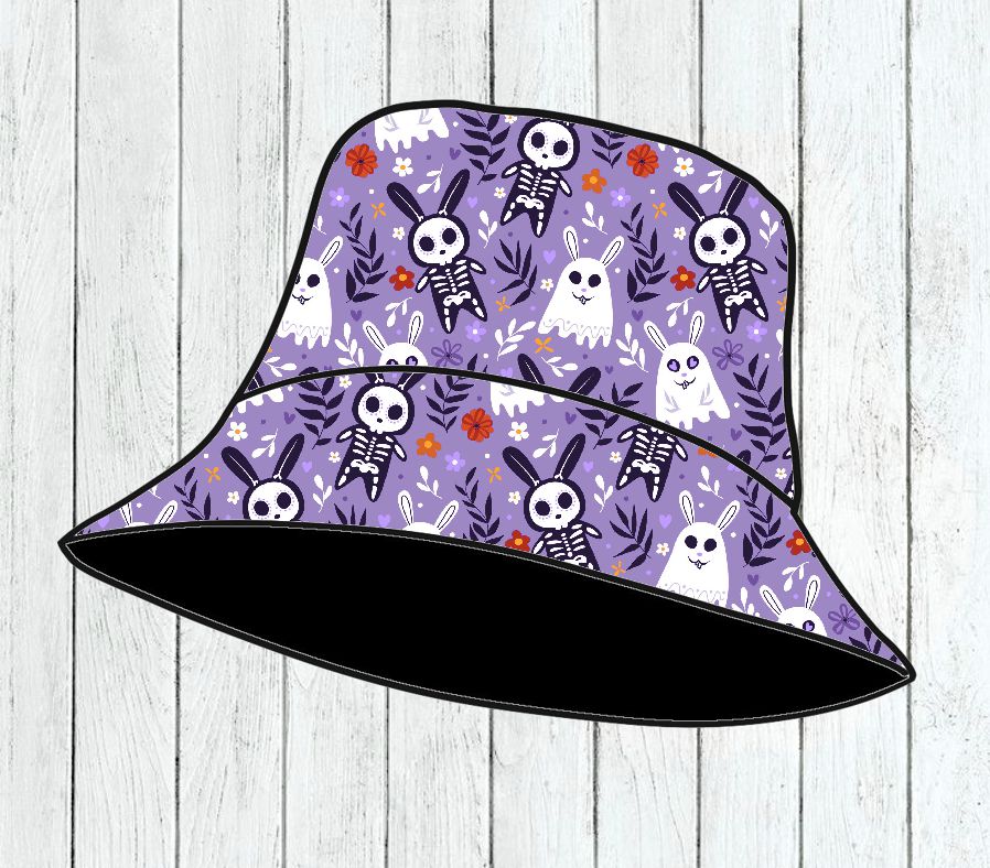 Chapéu pescador roxo com padrão de esqueletos de coelho e fantasmas