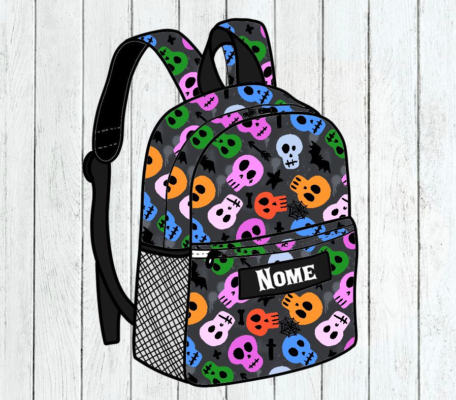 Mochila infantil preta com caveiras coloridas e etiqueta com texto NOME