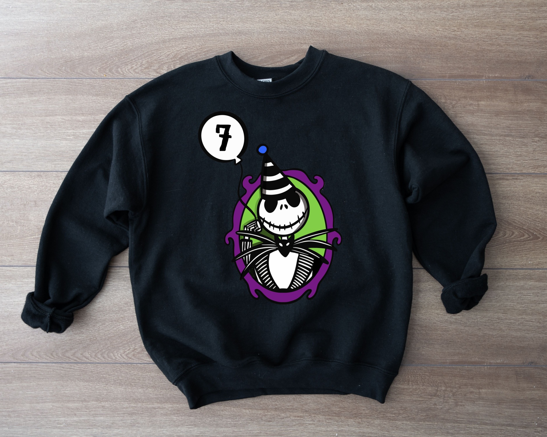 Sweatshirt preta com estampa de personagem esqueleto com chapéu de festa e balão com número 7
