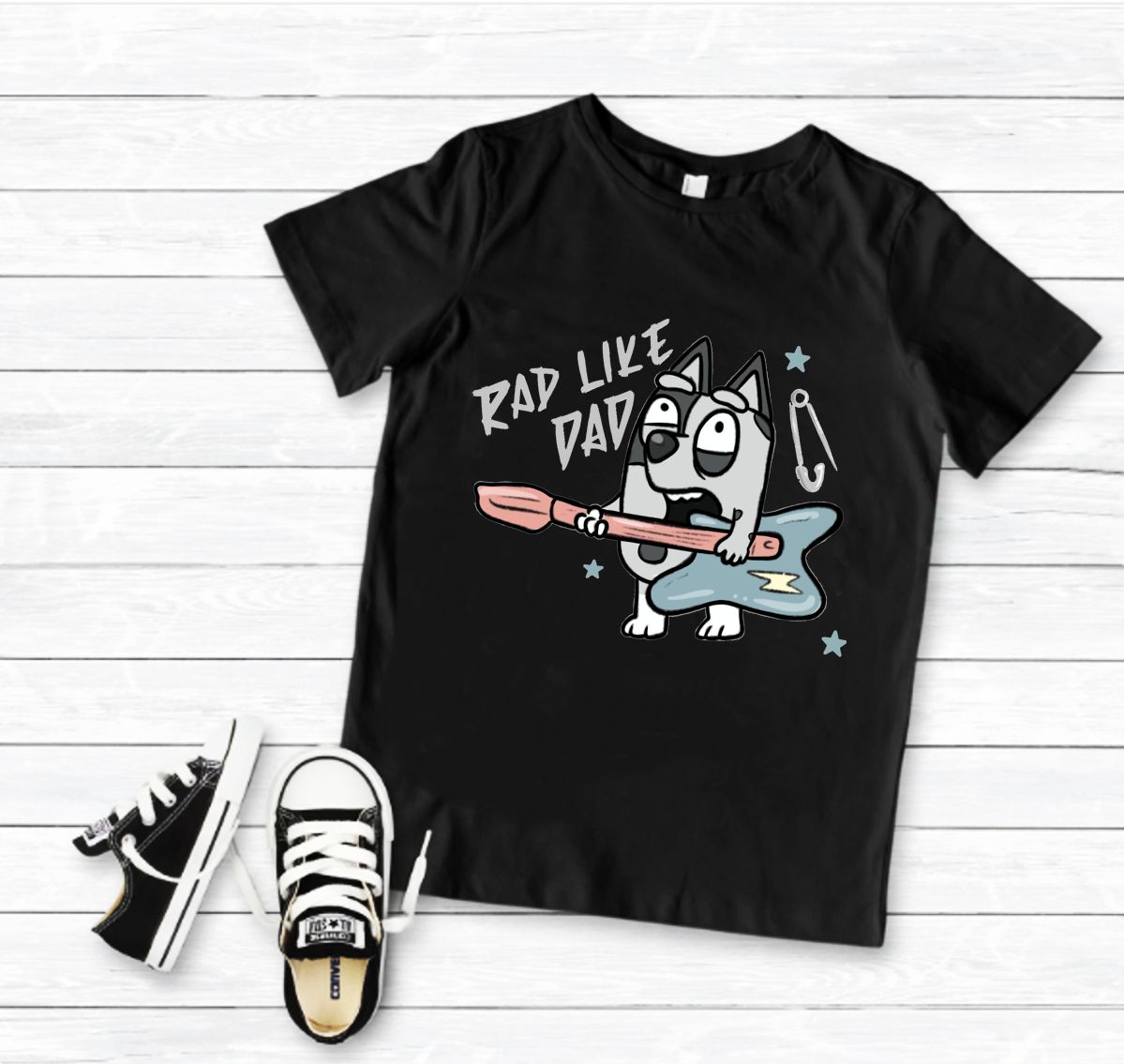 T-shirt preta infantil com estampa de cão e guitarra, par de ténis pretos e brancos