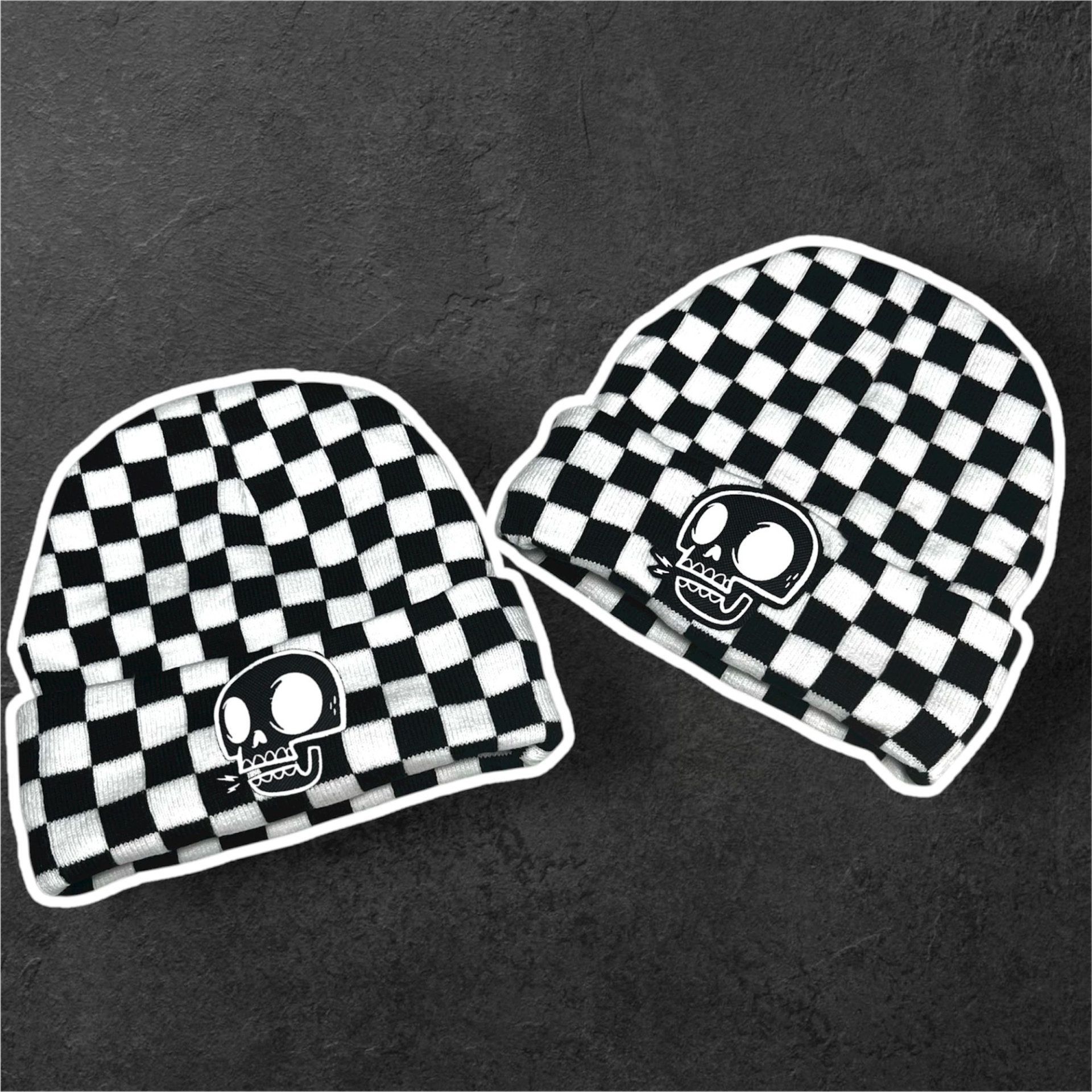 Toucas de malha preta e branca com padrão xadrez e estampa de caveira
