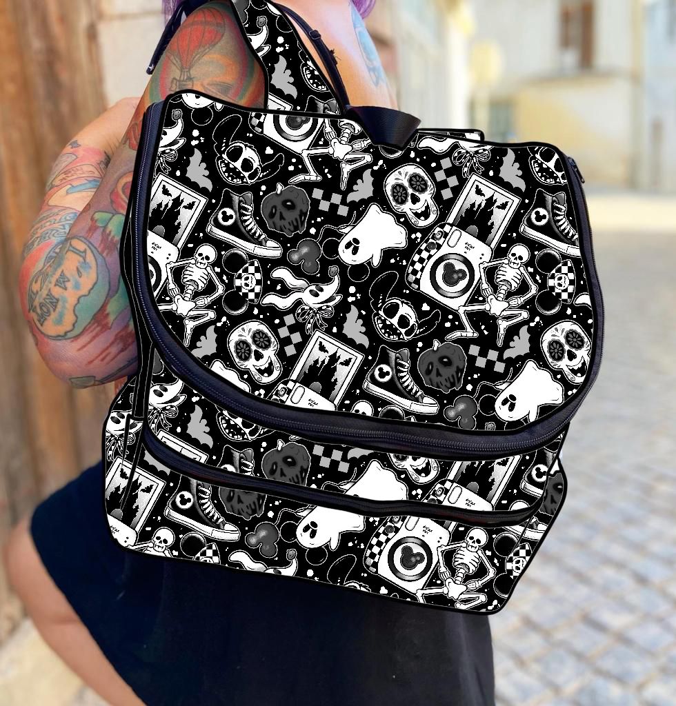 Mochila preta com padrão de caveiras e elementos gráficos