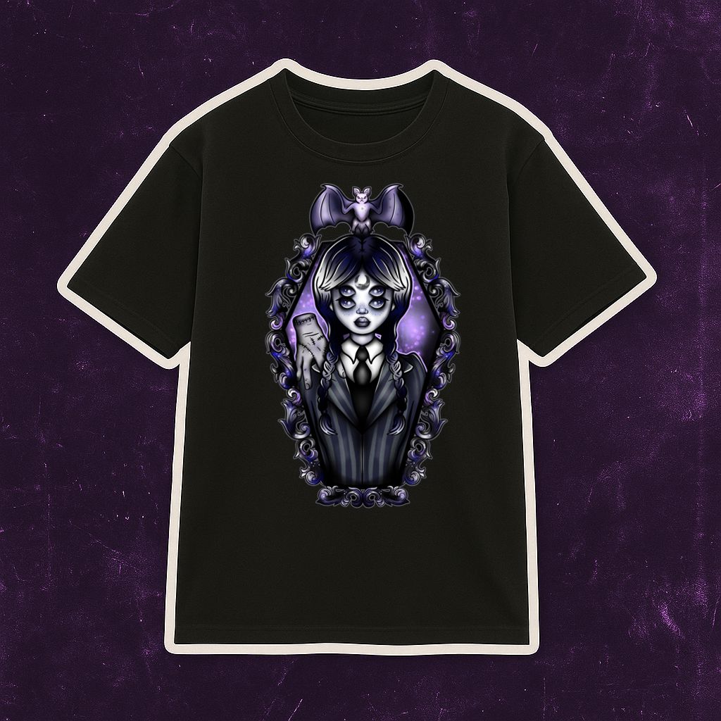 Camiseta preta com estampa de personagem estilizada em terno dentro de moldura roxa