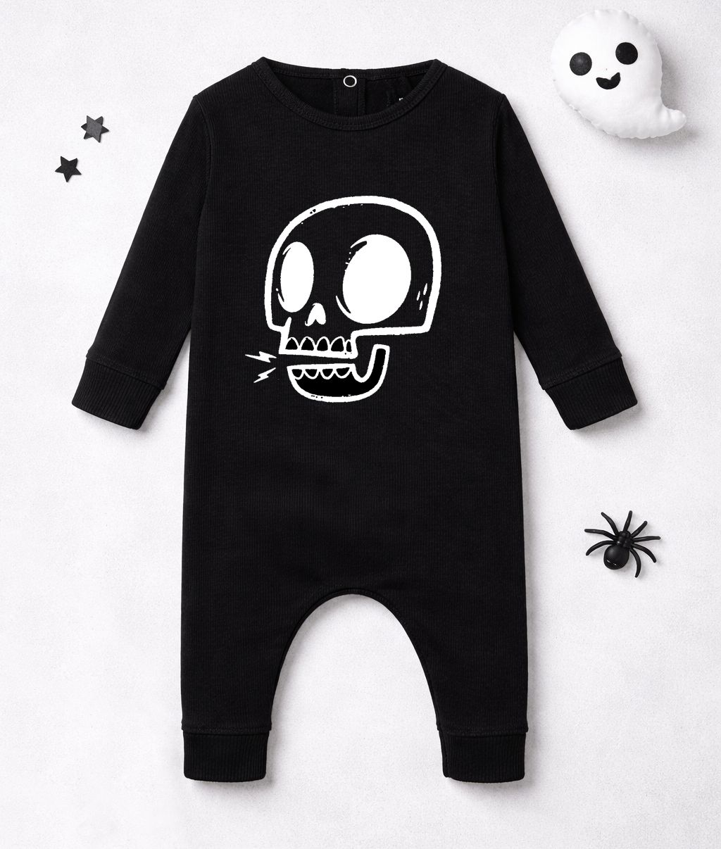 Macacão preto de bebé com caveira branca, decoração de halloween ao redor