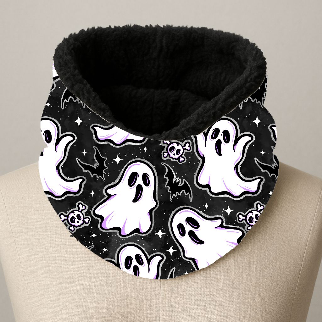 Cachecol tubular preto com estampas brancas de fantasmas, morcegos e caveiras, interior felpudo preto.