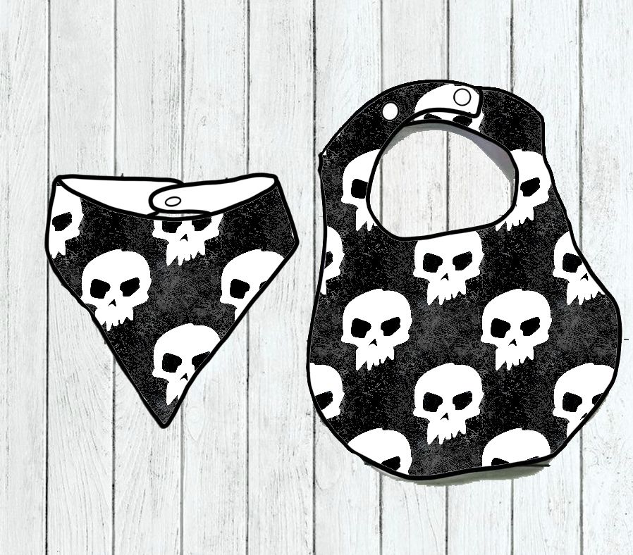 Babete e bandana preto com padrão de caveiras brancas