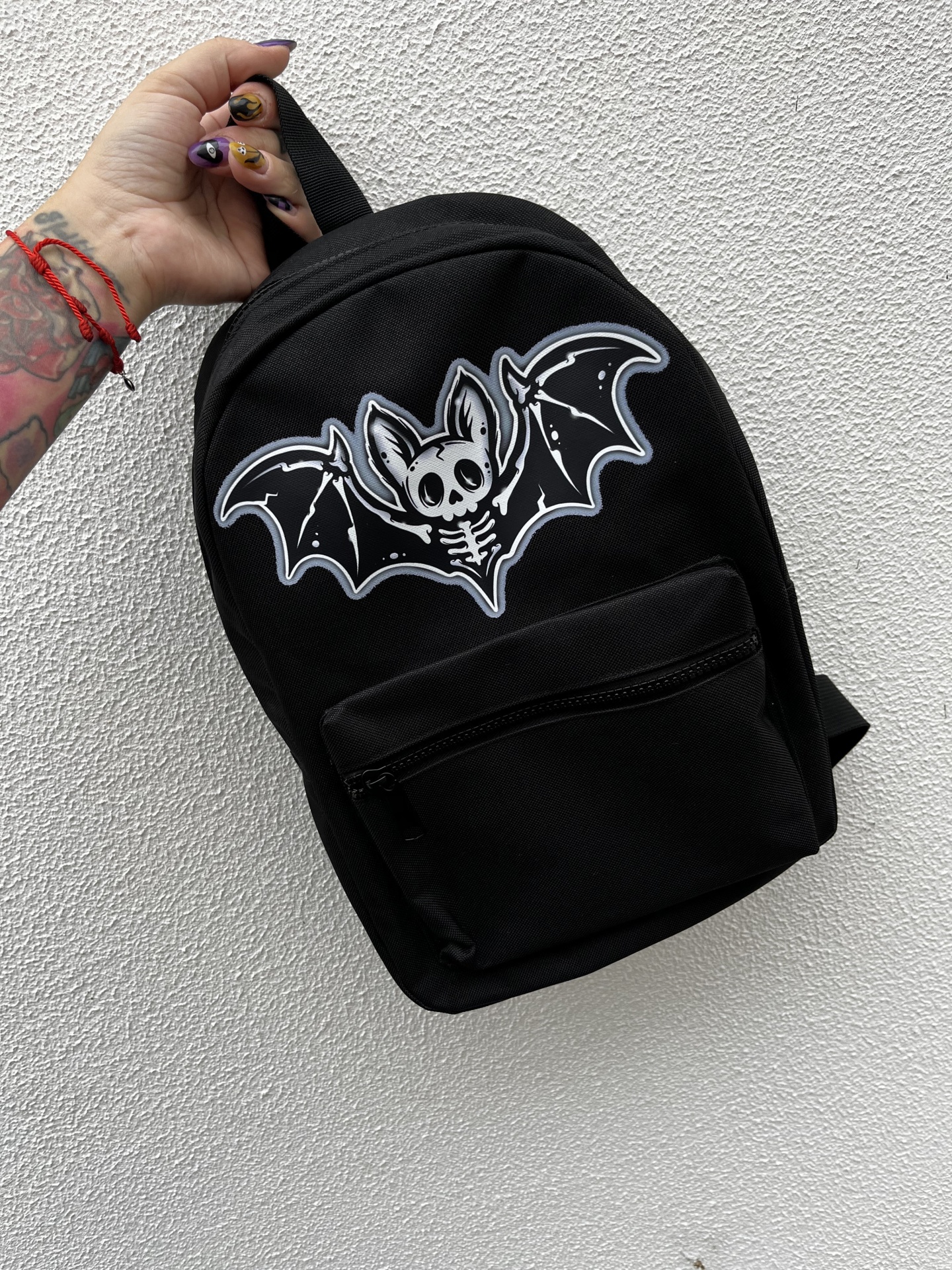 Mochila preta com estampa de morcego esqueleto