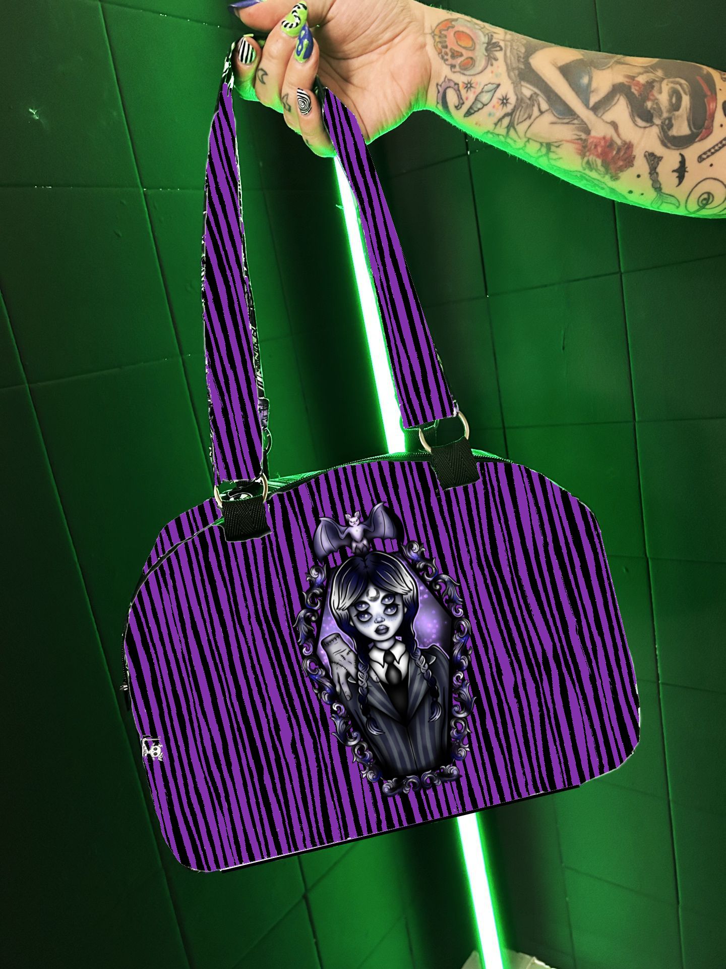 Mala roxa com riscas pretas e imagem de personagem feminina central