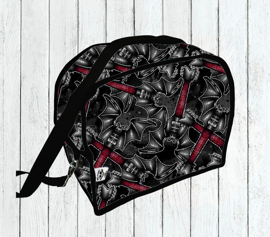 Bolsa preta com padrão de morcegos e cruzes vermelhas