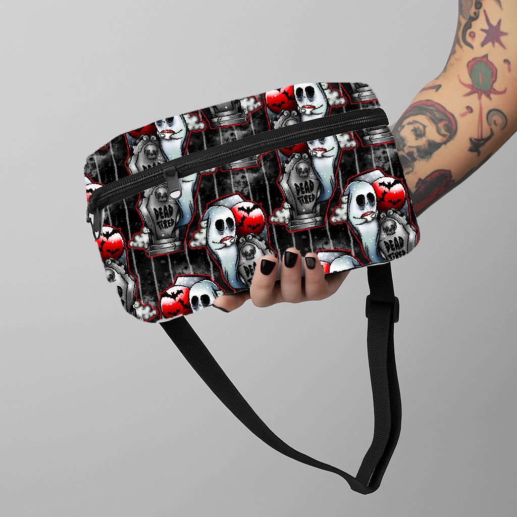 Bolsa pochete com padrão de fantasmas, lápides, corações e morcegos em preto, vermelho e cinzento