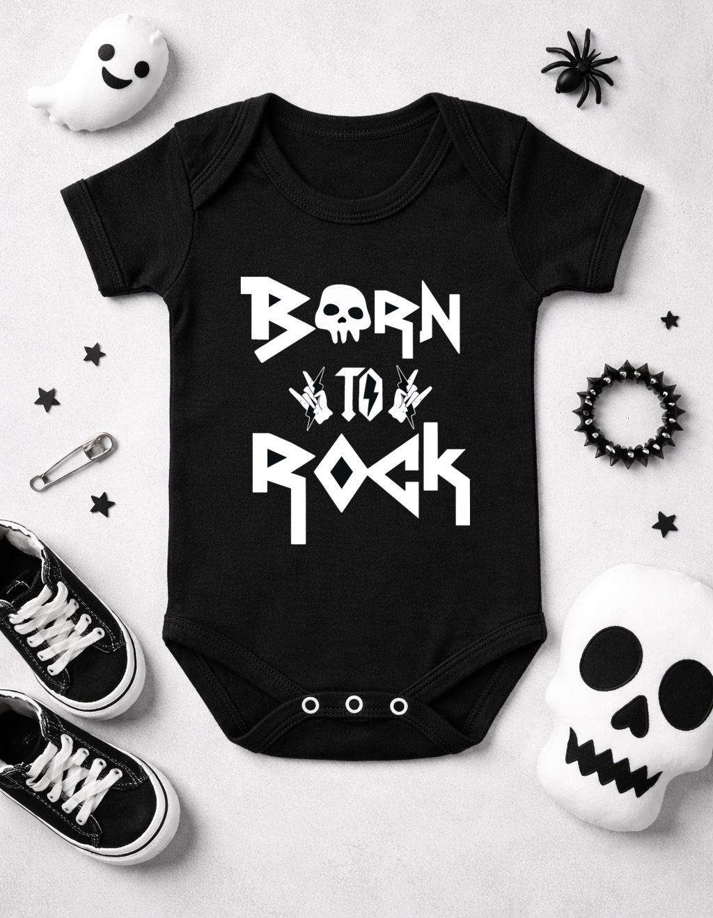 Body de bebé preto com estampado rock branco e acessórios temáticos