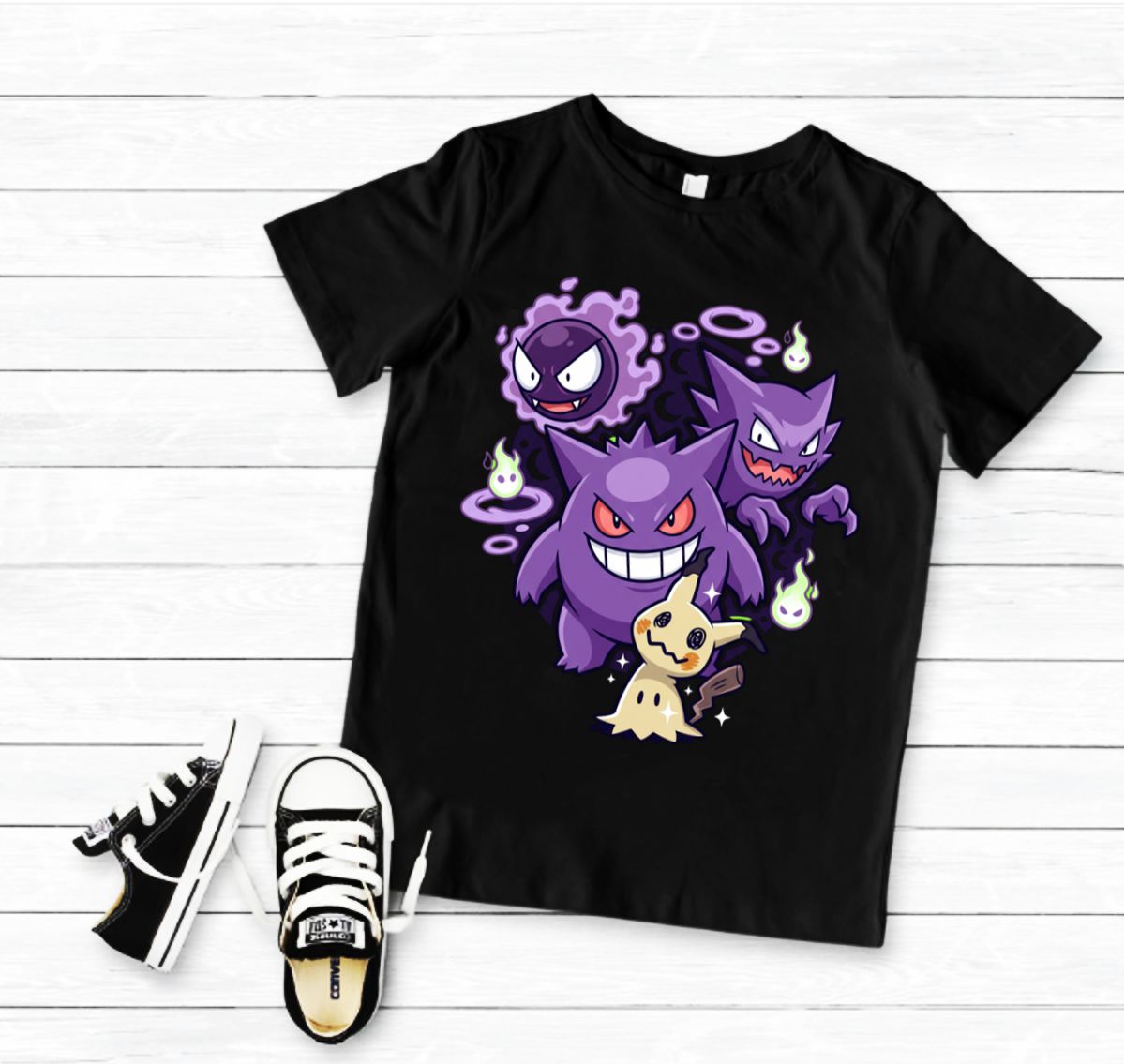 T-shirt preta com estampado colorido de personagens roxos e fantasmas e sapatilhas infantis pretas e brancas