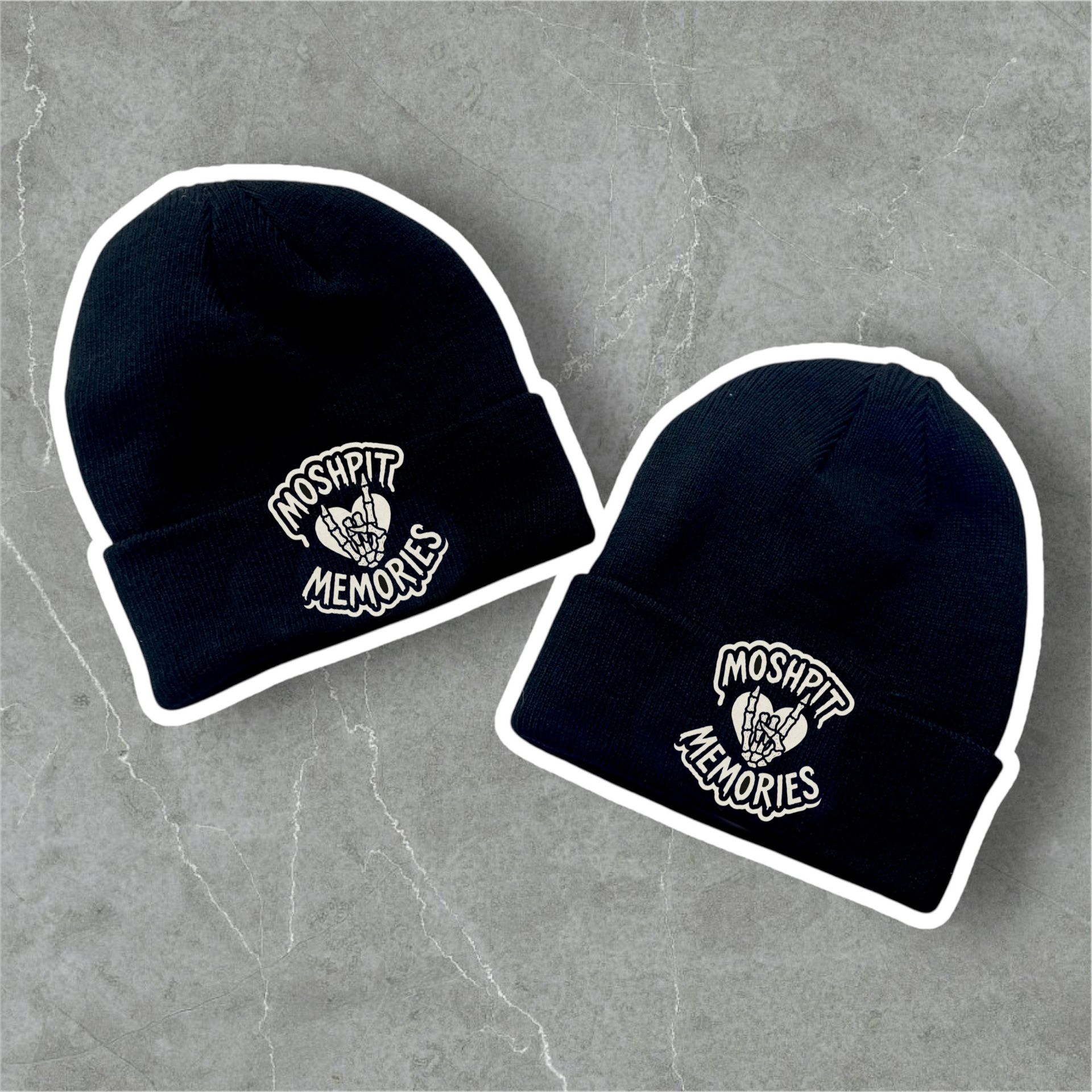 Duas gorros pretos com bordado branco 'MOSHPIT MEMORIES' e desenho de mão esquelética.